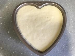 蛋糕糊倒入模具，轻震模具震出大气泡。