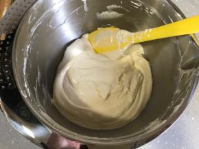 翻拌均匀的蛋糕糊。