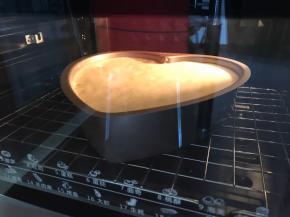 放入烤箱下层，上下火160度烤35分钟左右。