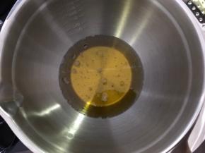 打蛋盆里加入花生油、枧水和转化糖浆，用手抽搅拌至乳化融合