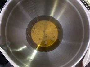打蛋盆里加入花生油、枧水和转化糖浆，用手抽搅拌至乳化融合
