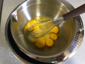 全蛋液加细砂糖用手抽搅拌均匀，隔水加热至40度左右。