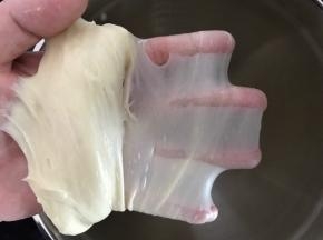 揉至完全扩展状态，可以扯出薄膜，破洞边缘光滑