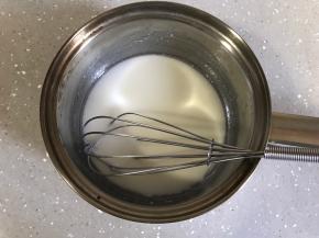 烤箱上下火170度预热。
牛奶、油和柠檬汁加入奶锅，用手抽搅拌均匀，充分乳化。