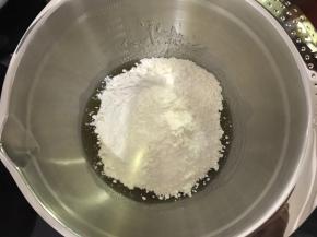 加入中筋面粉，搅拌至无粉