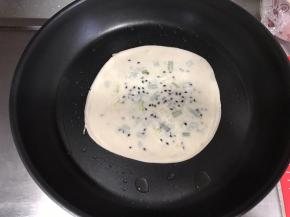 葱油饼放入平底锅，用筷子不断翻动使受热均匀