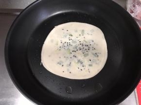 葱油饼放入平底锅，用筷子不断翻动使受热均匀