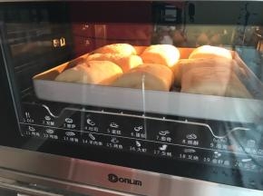 放入烤箱中下层，上下火180度烤15-20分钟
上色后可以加盖锡纸，以免上色过深