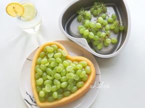 出炉后倒扣轻磕模具就可以脱模了，室温放凉后铺上青葡萄就可以享受美味了～