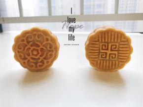 月饼放凉后密封保存，动回油后再吃口感更好