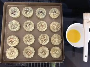 期间制作蛋黄液。鸡蛋只要蛋黄部分，加一点水，打散后过筛
5分钟后将烤盘取出，刷上一层薄薄的鸡蛋液，羊毛刷在碗边多刮几下再刷
