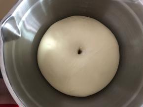 发酵好的面团用粘了面粉的手指戳一个洞，洞口不回缩不塌陷即可