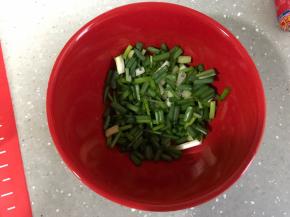 葱洗干净，切成丁