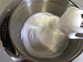 继续高速打发至大弯勾湿性发泡状，加入剩余细砂糖。