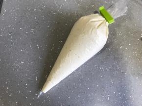 蛋糕糊倒入裱花袋。