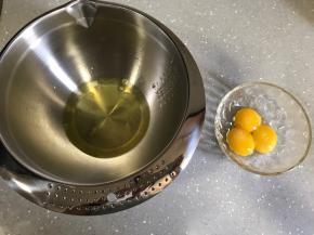 分离好蛋清和蛋黄，容器保证无油无水。