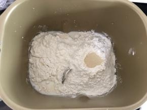 将除黄油外的所有材料按由湿到干的顺序加入面包桶，盐和酵母不要一起放，启动一个揉面程序（23分钟）