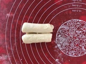 上下两端同时向中间卷起