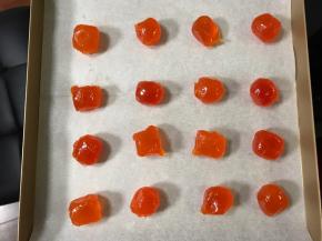 期间制作馅儿
我买的真空包装的蛋黄，提前泡了几天油，捞出来摆在烤盘上，烤箱上下火160度提前预热好，烤5-8分钟，不用烤熟