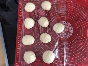 取出排气，分成9份，揉圆，盖上保鲜膜，醒发15-20分钟