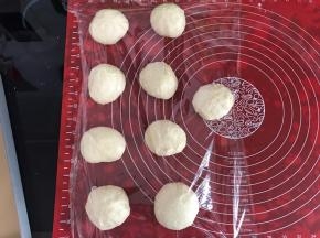 取出排气，分成9份，揉圆，盖上保鲜膜，醒发15-20分钟