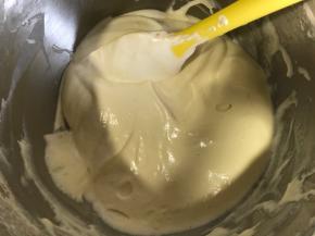 将牛奶、油和柠檬汁的混合物倒入蛋糕糊，翻拌均匀。制作好的蛋糕糊非常有光泽。