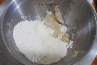 把油皮中的所有材料放入盘里冲入83g烧滚的开水，揉到面团光滑即可不需要揉到手套膜，没有面包机的话就手揉也可以，油皮中水量不能减少，随意减水容易破皮、混酥，不能减少水量哦，水煮开会挥发掉一部分，所以要称量准确哦