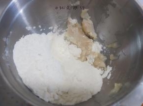 把油皮中的所有材料放入盘里冲入83g烧滚的开水，揉到面团光滑即可不需要揉到手套膜，没有面包机的话就手揉也可以，油皮中水量不能减少，随意减水容易破皮、混酥，不能减少水量哦，水煮开会挥发掉一部分，所以要称量准确哦
