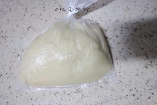 低粉加入冷藏的猪油揉好备用，猪油多少按实际添加揉到成团即可，也是盖好保鲜冰箱松弛30分钟左右