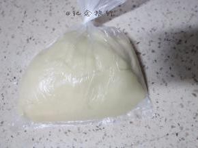 低粉加入冷藏的猪油揉好备用，猪油多少按实际添加揉到成团即可，也是盖好保鲜冰箱松弛30分钟左右