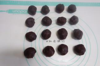 等待的时间把豆沙分成16份，跟蛋黄一起称重，蛋黄+豆沙大概40g/个，因为蛋黄有大小一起称重那做好大小就会一样，取一个豆沙按扁包入一个蛋黄，全部包好备用 