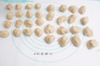 将油皮跟油酥全部分成16份，水油皮大概23g/个，油酥14g/个，盖上保鲜膜备用