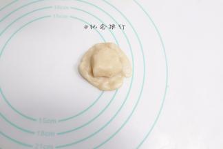 取一份油皮按扁包入一份油酥，依次放好盖上保鲜膜