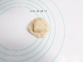 取一份油皮按扁包入一份油酥，依次放好盖上保鲜膜