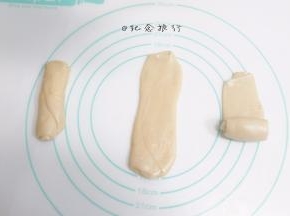 把醒好的卷卷压扁再擀一次，这次擀的不要太窄，而且越规整越好，最好是矩形，先中间擀一下，再朝上擀一下朝下擀一下，不要来回擀挤压油酥，然后卷起来，