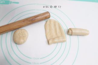 卷成图片这样的全部排好盖保鲜膜醒，卷起来按次序排好，做第二次擀卷时从第一个开始，这样第一个就松弛好了，油皮跟油酥的软硬度要一致，这样不容易破皮漏酥，