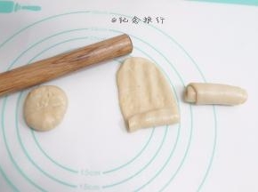 卷成图片这样的全部排好盖保鲜膜醒，卷起来按次序排好，做第二次擀卷时从第一个开始，这样第一个就松弛好了，油皮跟油酥的软硬度要一致，这样不容易破皮漏酥，