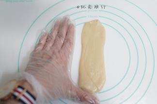 擀开的长度在手指成一个钝角大概20厘米的长度 你用手比一下，每一个都要用保鲜膜包好防止风干，我这个皮量比较大可以稍微擀长一点点，但也最好不要超过20厘米了