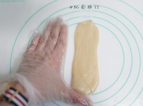 擀开的长度在手指成一个钝角大概20厘米的长度 你用手比一下，每一个都要用保鲜膜包好防止风干，我这个皮量比较大可以稍微擀长一点点，但也最好不要超过20厘米了