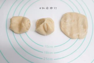 从第一个开始做直接压扁包豆沙馅，请注意看清楚了，卷好的酥皮用大拇指中间按一下把卷卷的皮再往里压，然后擀成圆形中间稍厚外层稍薄一些