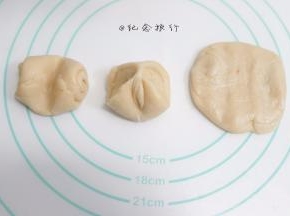 从第一个开始做直接压扁包豆沙馅，请注意看清楚了，卷好的酥皮用大拇指中间按一下把卷卷的皮再往里压，然后擀成圆形中间稍厚外层稍薄一些