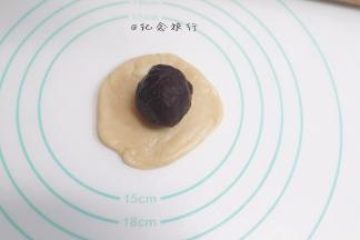 放入豆沙蛋黄用虎口包好收口，