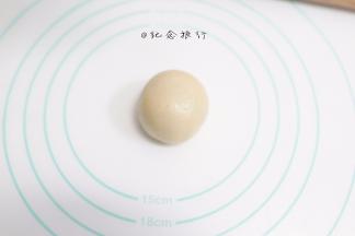 收口都在底部要捏紧以免烤的时候露馅，多余的皮可以揪掉也可以按回去 