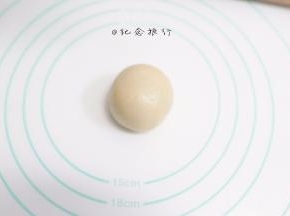 收口都在底部要捏紧以免烤的时候露馅，多余的皮可以揪掉也可以按回去 
