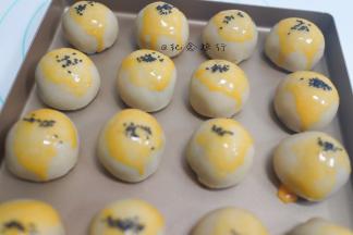 全部包好后要刷纯蛋黄液撒黑芝麻  ，这样颜色比较黄也比较好看