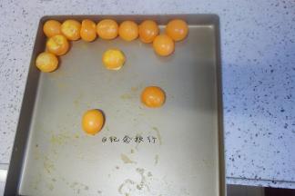 将蛋黄放入烤箱180度烤5分钟 以不出油为准，现磕的蛋黄直接用也没问题，喜欢沙沙的口感就直接包喜欢Q点就烤一下