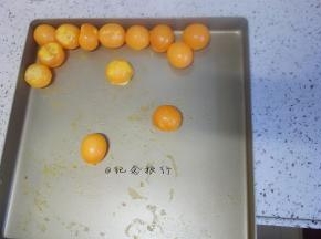 将蛋黄放入烤箱180度烤5分钟 以不出油为准，现磕的蛋黄直接用也没问题，喜欢沙沙的口感就直接包喜欢Q点就烤一下
