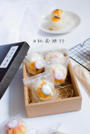 烤箱预热180度后中层烤20-30分钟表面微黄即可，具体以自家烤箱温度为准哦
 小贴士：
