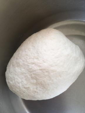 将千层酥皮材料混合，活成面团，揉至柔软光滑，盖保鲜膜冷藏半个小时