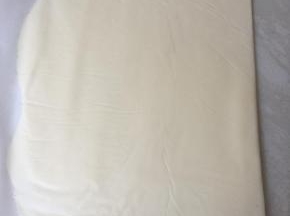 将裹酥皮用的黄油切小块铺在油纸上，盖上油纸，擀面杖擀成薄片，一起送冰箱冷冻